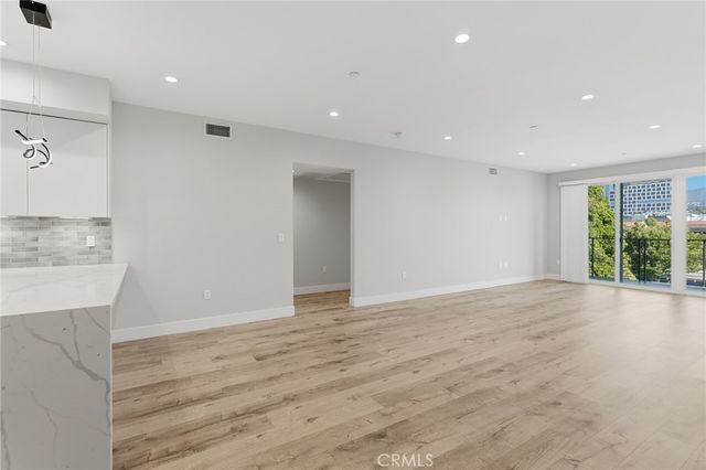 5820 La Mirada Avenue 302, Hollywood, CA 90038