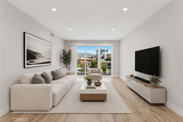 5820 La Mirada Avenue 302, Hollywood, CA 90038