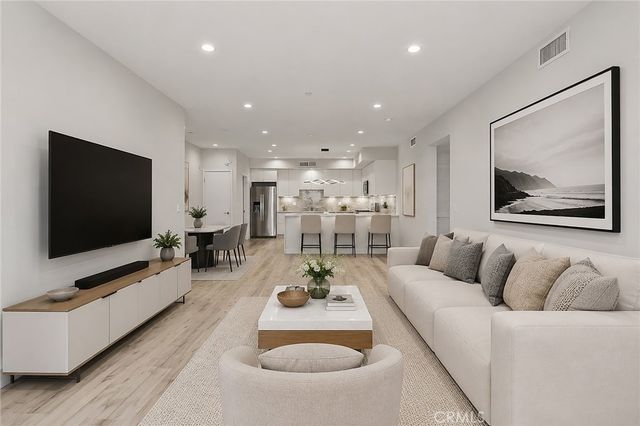 5820 La Mirada Avenue 302, Hollywood, CA 90038