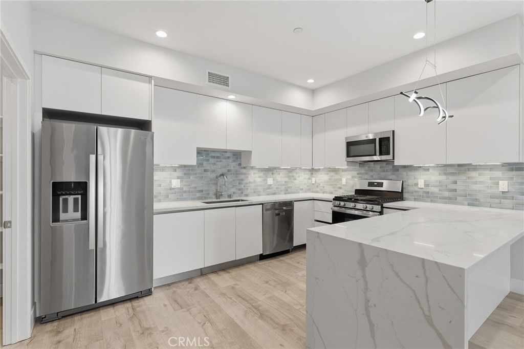 5820 La Mirada Avenue 302, Hollywood, CA 90038