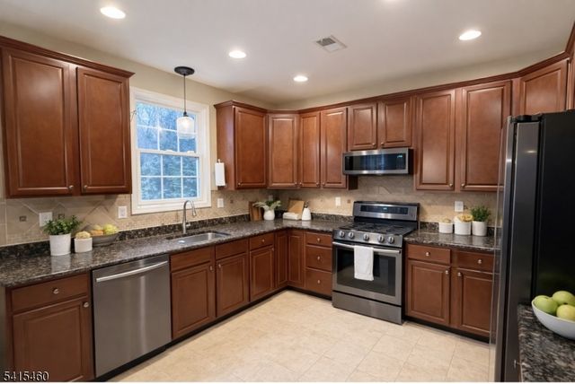 40 Helms Mill Road, Hackettstown Town, NJ 07840