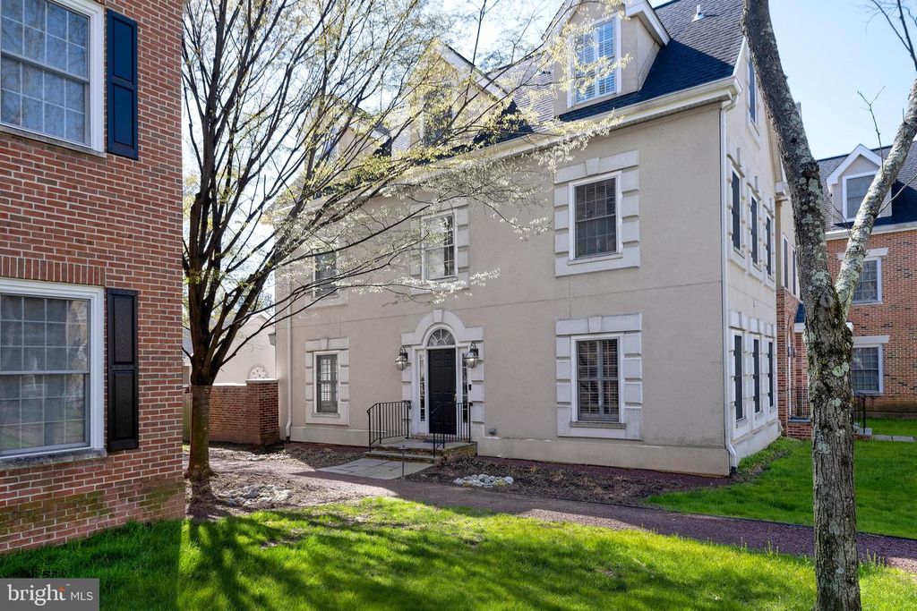 3 GOVERNORS LN, Princeton, NJ 08540