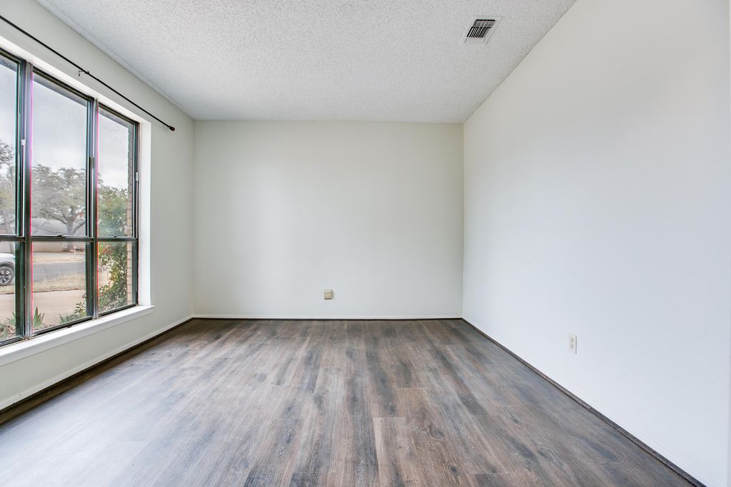 Image 5 of property listing at 3829 Sandstone Road, San Angelo, TX 76904