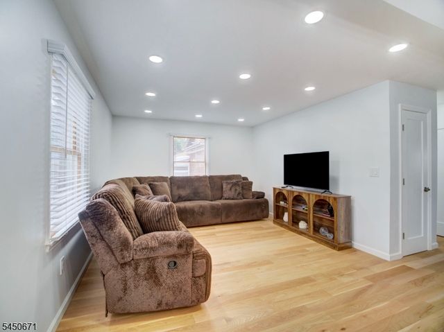21 N 18th St, Kenilworth Boro, NJ 07033