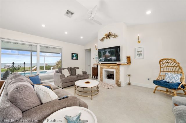 211 S Bear Pointe Drive, Lake Placid, FL 33852