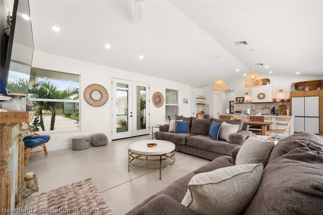 211 S Bear Pointe Drive, Lake Placid, FL 33852