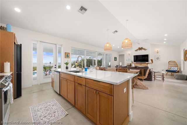 211 S Bear Pointe Drive, Lake Placid, FL 33852