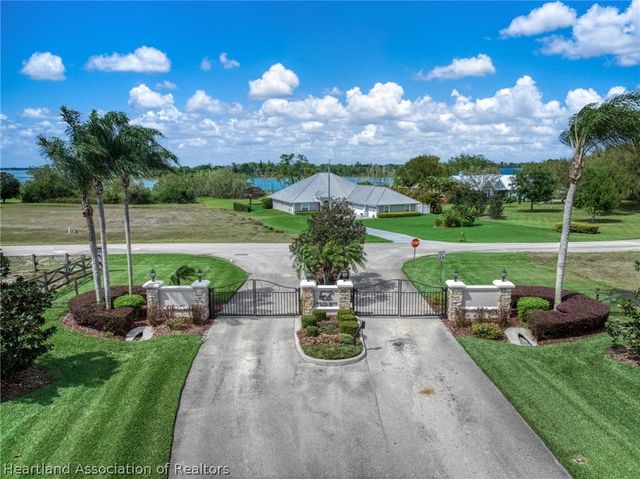 211 S Bear Pointe Drive, Lake Placid, FL 33852