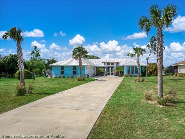 211 S Bear Pointe Drive, Lake Placid, FL 33852