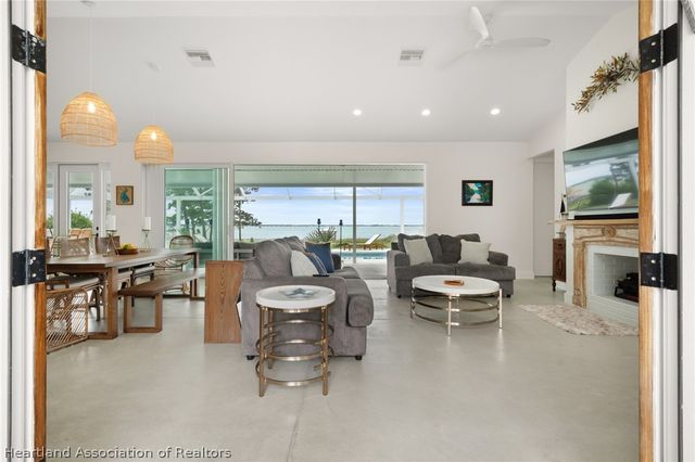 211 S Bear Pointe Drive, Lake Placid, FL 33852