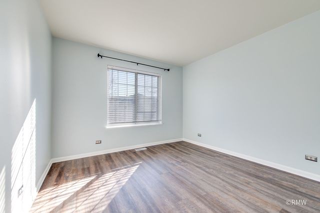 27 Monarch Drive, Streamwood, IL 60107