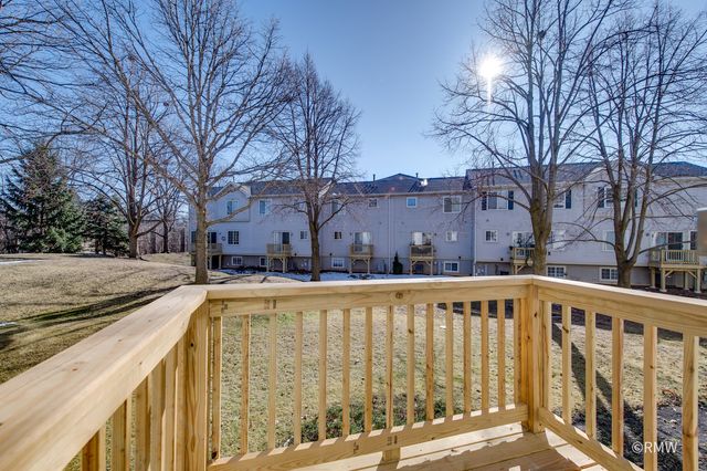 27 Monarch Drive, Streamwood, IL 60107