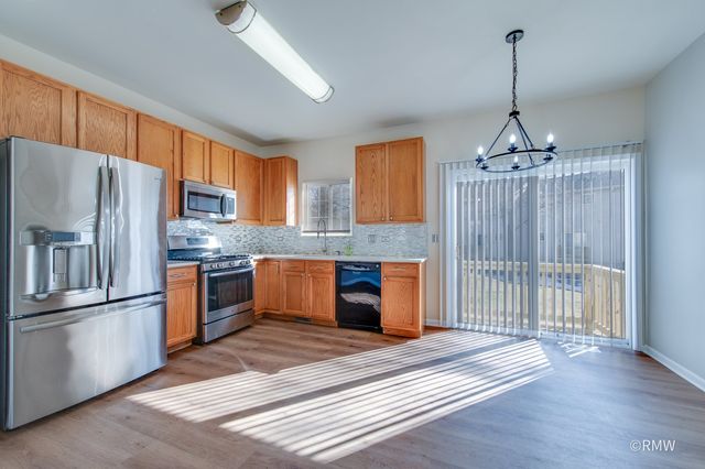 27 Monarch Drive, Streamwood, IL 60107