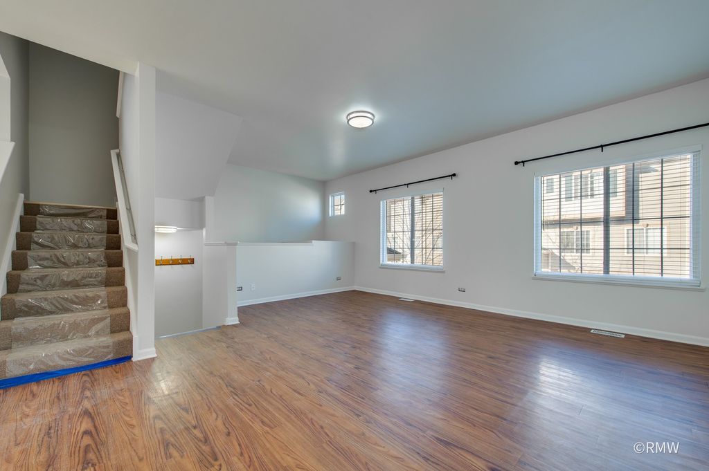 27 Monarch Drive, Streamwood, IL 60107