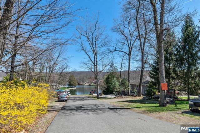 48 Oliver Place, Ringwood, NJ 07456