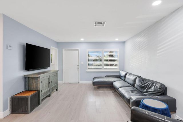 830 SE 22nd Avenue, Pompano Beach, FL 33062