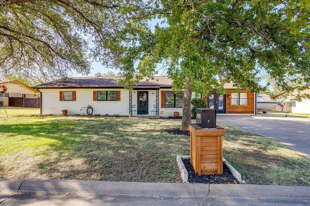 2102 SE 10th Street, Mineral Wells, TX 76067