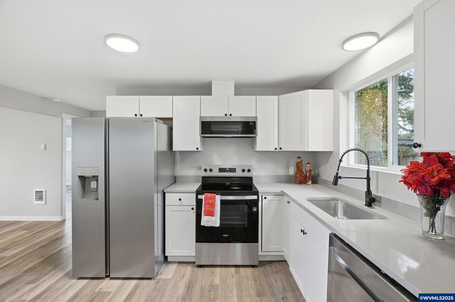 551 Riverview Dr NW, Salem, OR 97304