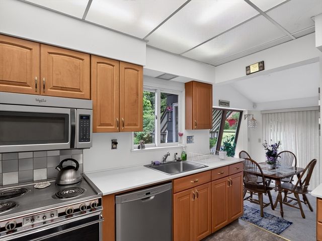 24 Lindbergh Ave, Holyoke, MA 01040