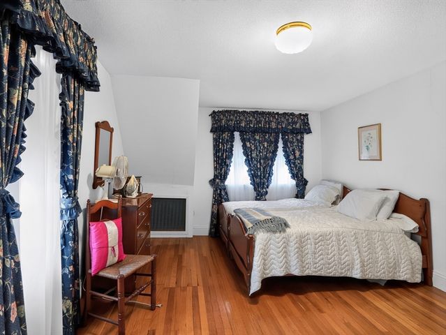 24 Lindbergh Ave, Holyoke, MA 01040