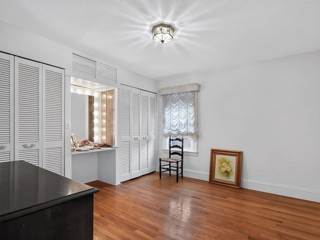 24 Lindbergh Ave, Holyoke, MA 01040