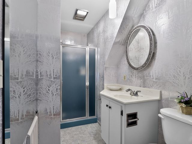 24 Lindbergh Ave, Holyoke, MA 01040