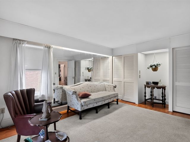 24 Lindbergh Ave, Holyoke, MA 01040