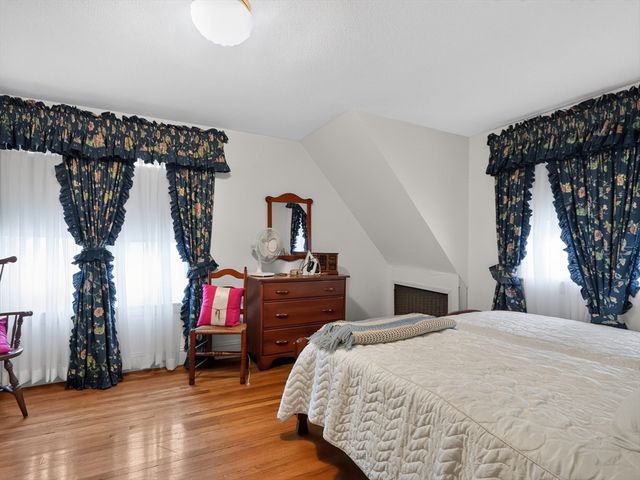 24 Lindbergh Ave, Holyoke, MA 01040