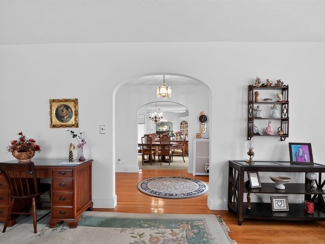 24 Lindbergh Ave, Holyoke, MA 01040