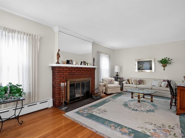 24 Lindbergh Ave, Holyoke, MA 01040