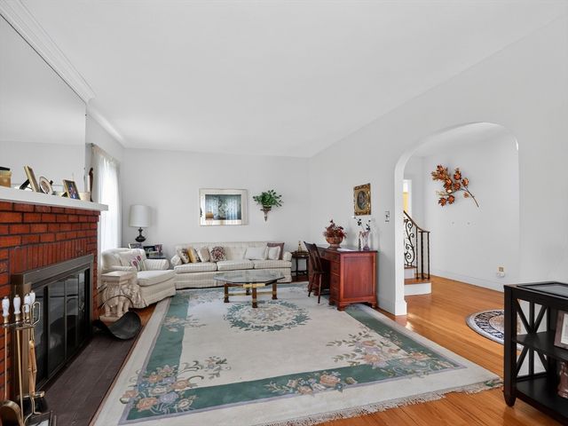 24 Lindbergh Ave, Holyoke, MA 01040