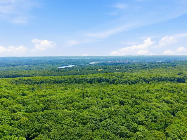 24 Lindbergh Ave, Holyoke, MA 01040