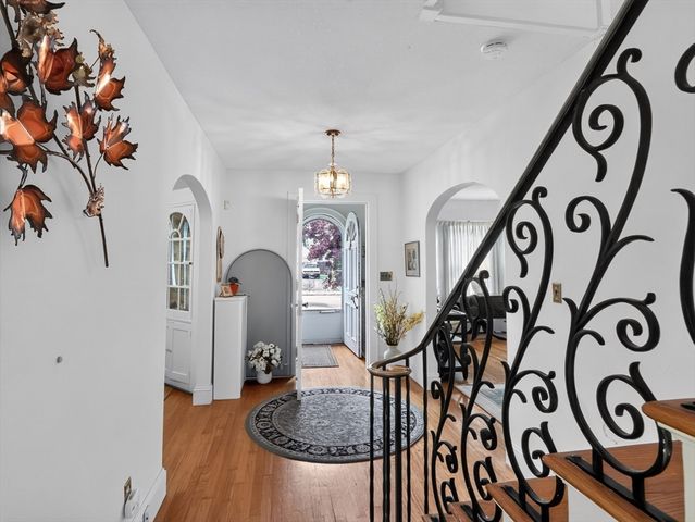 24 Lindbergh Ave, Holyoke, MA 01040