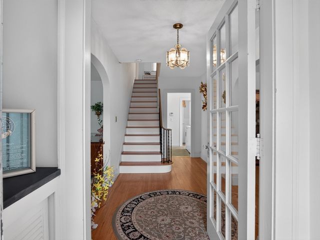 24 Lindbergh Ave, Holyoke, MA 01040