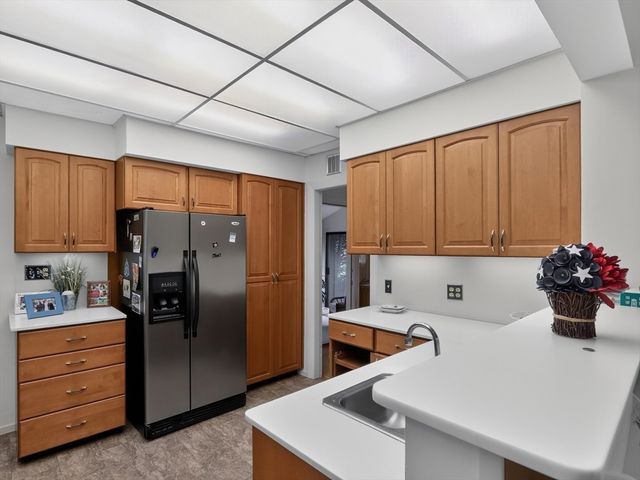 24 Lindbergh Ave, Holyoke, MA 01040