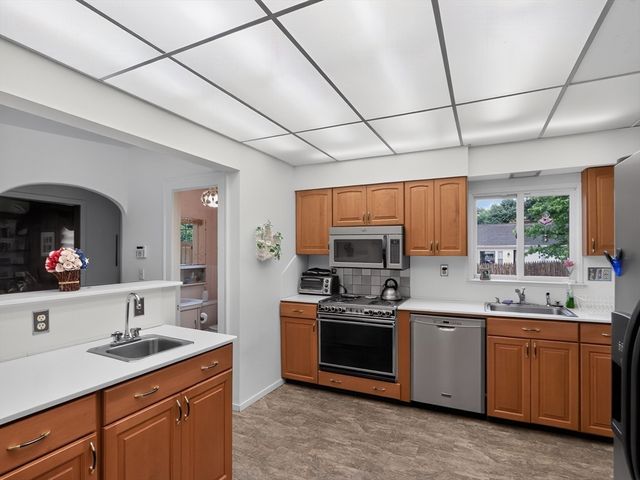 24 Lindbergh Ave, Holyoke, MA 01040