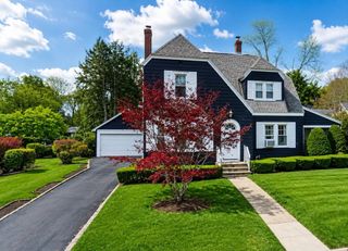 24 Lindbergh Ave, Holyoke, MA 01040
