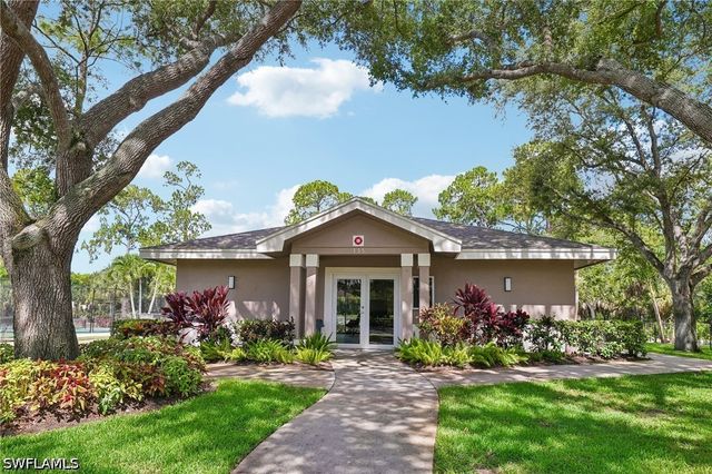 349 Dover PL 203, Naples, FL 34104