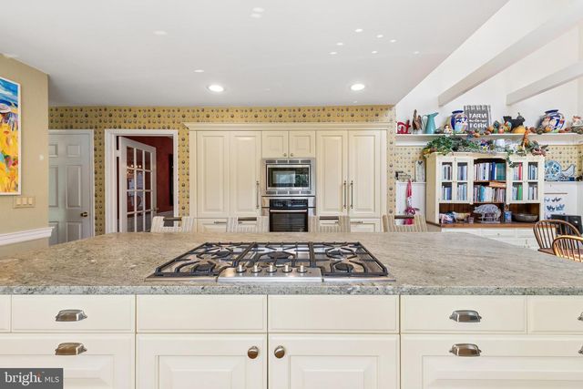 24 MEADOW LN, Pennington, NJ 08534