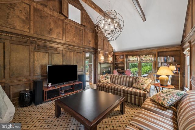 24 MEADOW LN, Pennington, NJ 08534
