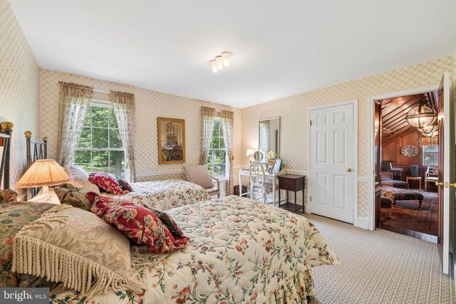 24 MEADOW LN, Pennington, NJ 08534