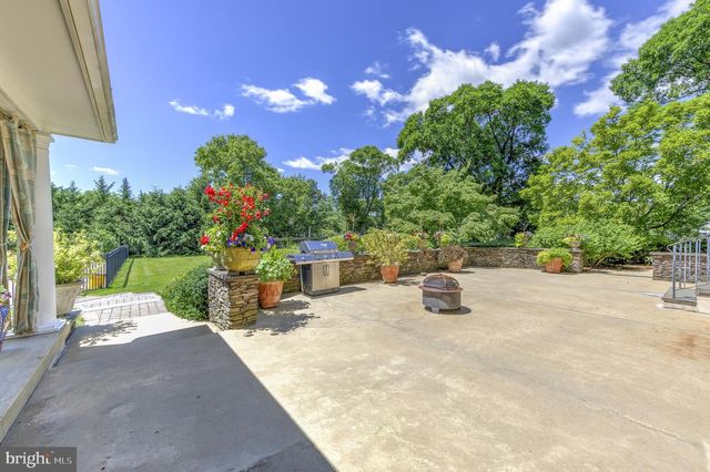 24 MEADOW LN, Pennington, NJ 08534