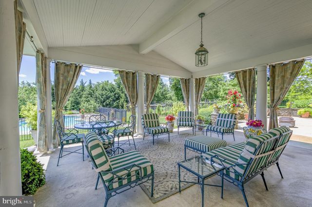 24 MEADOW LN, Pennington, NJ 08534