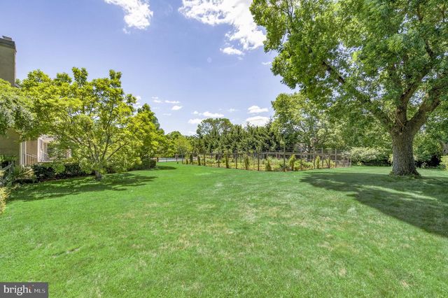 24 MEADOW LN, Pennington, NJ 08534