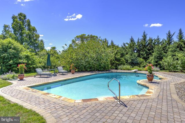 24 MEADOW LN, Pennington, NJ 08534
