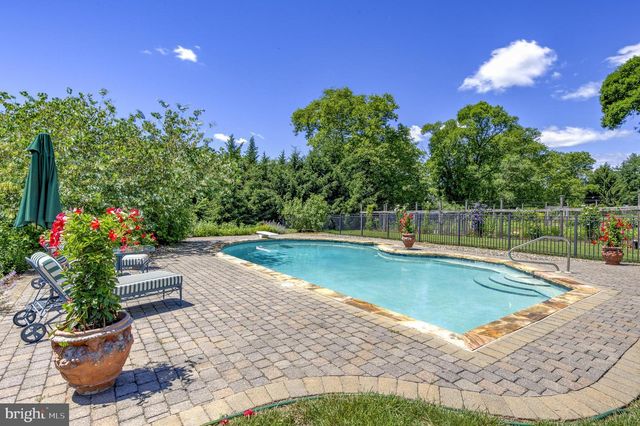 24 MEADOW LN, Pennington, NJ 08534