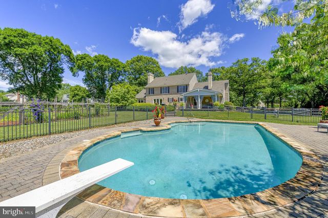 24 MEADOW LN, Pennington, NJ 08534