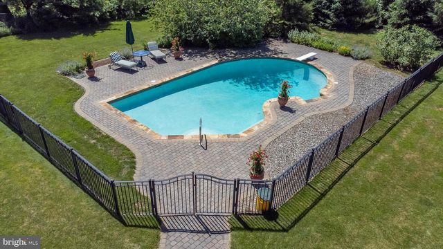 24 MEADOW LN, Pennington, NJ 08534