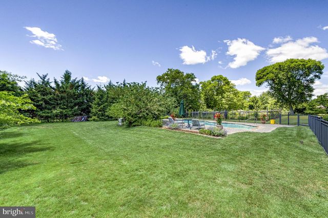 24 MEADOW LN, Pennington, NJ 08534
