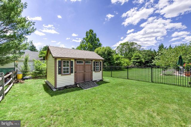 24 MEADOW LN, Pennington, NJ 08534